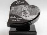 Produktfoto dunkler Tiergrabstein in Herzform mit Hunde-Motiv