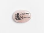 Produktfoto ovaler Taschenstein in hellem rosa zur Erinnerung an ein Kennenlernen mit schwarzem Herz-Luftballon-Motiv